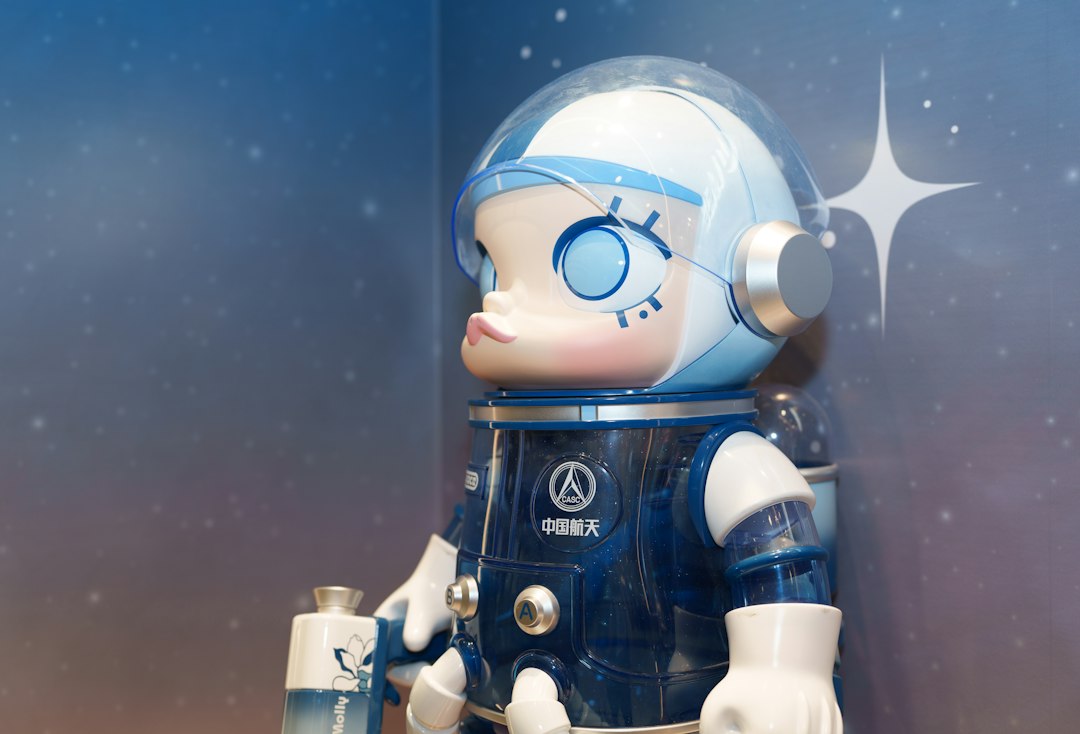 Pequeña figura de astronauta azul sobre un escenario de apariencia espacial