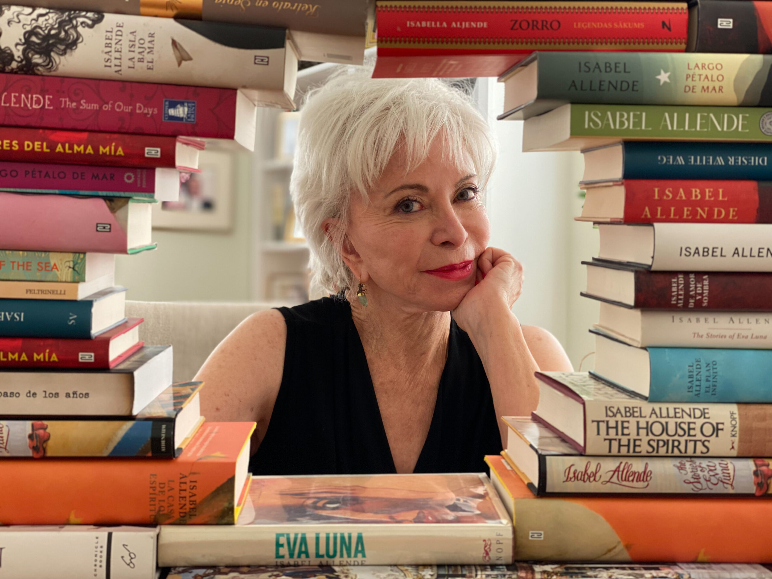 Retrato de la escritora Isabel Allende rodeada de libros